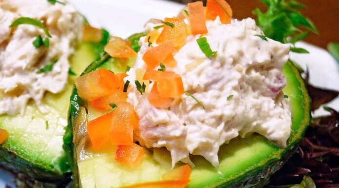 Aguacates rellenos con salmón Receta de aguacates rellenos con salmón