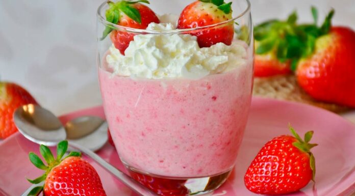 Vasitos de crema de fresas y queso Receta de vasitos de crema de fresas y queso