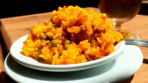 Receta de arroz amarillo con carne de cerdo al estilo canario