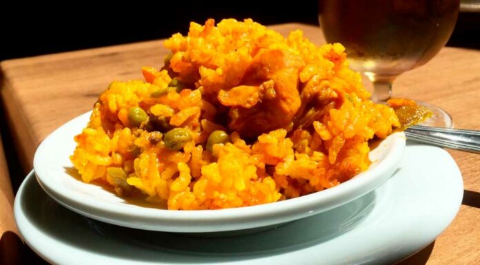 Arroz amarillo con carne de cerdo Receta de arroz amarillo con carne de cerdo al estilo canario