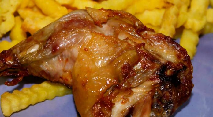 Muslos de pollo al horno con limón y hierbas aromáticas Receta de muslos de pollo al horno con limón y hierbas aromáticas