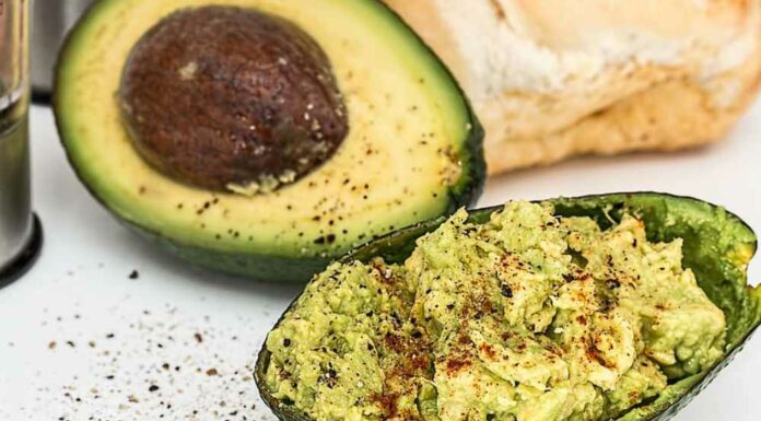 Aguacates rellenos de atún y huevo Receta de aguacates relleno de atun y huevo