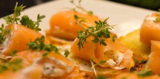 Receta de salmón ahumado con aguacate y surimi