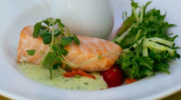 Salmón con salsa de ajo y espinacas Receta de salmon con salsa de ajo y espinacas