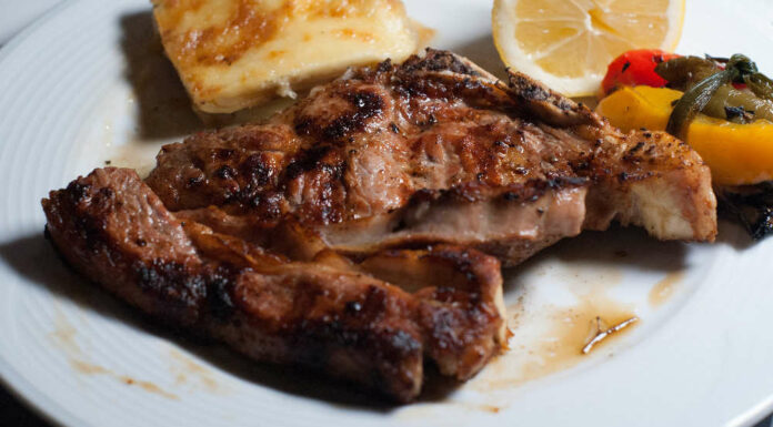 Chuletas al horno con patatas, zanahoria y feta Receta de chuletas al horno con patatas zanahorias y feta