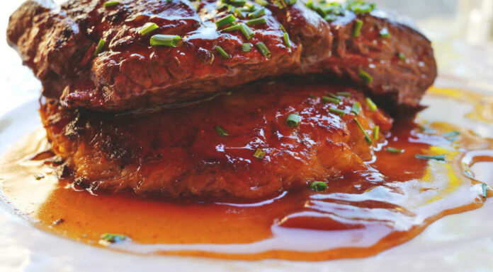 Bistec en salsa picante de cebollas y arándanos Receta de bistec en salsa picante de cebollas y arandanos