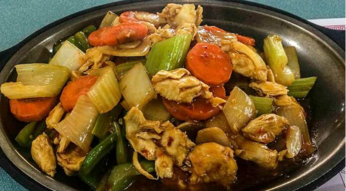 Salteado de pollo con verduras y almendras Receta de pollo salteado con verduras y almendras