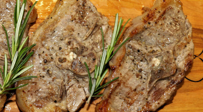 Chuletas de cerdo con patatas y romero Receta de chuletas de cerdo con patatas y romero