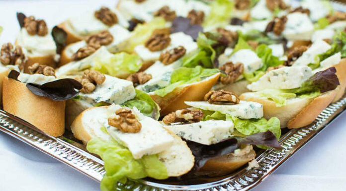 Tosta de queso Brie con miel y nueces Receta de tosta de queso brie con miel y nueces