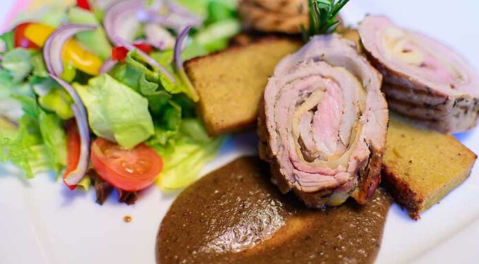 Pechuga de pavo rellena de paté y frutos secos Receta de pechuga de pavo rellena de pate y frutos secos