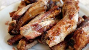 Receta de costillas al horno con patatas panaderas