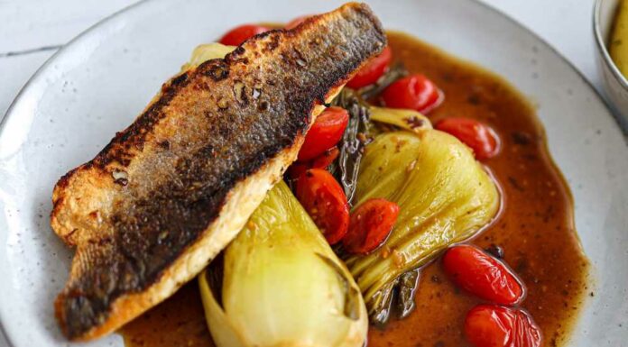 Lubina con pimienta rosa y lima limón Receta con pimienta rosa y lima limón