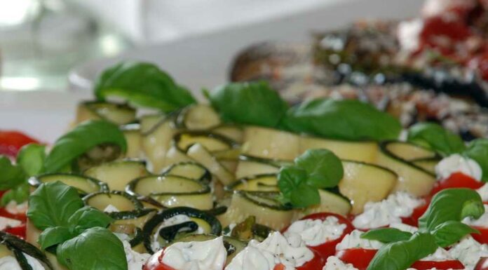 Rollitos de calabacín y salmón ahumado Receta de rollitos de calabacín y salmón ahumado