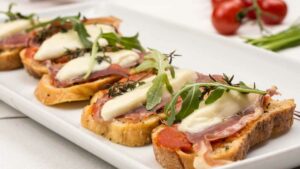 Receta de tostada de brie con calabacín y jamón serrano