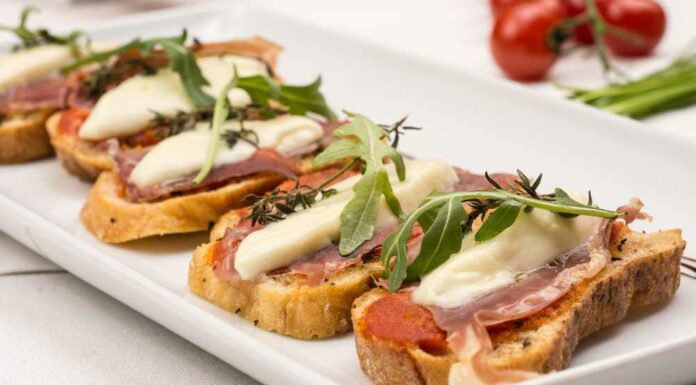 Tostada de Brie con calabacín y jamón serrano Receta de tostada de brie con calabacín y jamón serrano