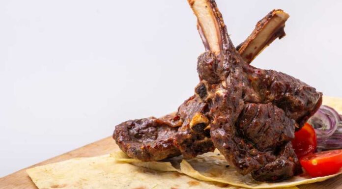 Chuletas de cordero al horno con patatas y almendras Receta de chuletas de cordero al horno con patatas y almendras