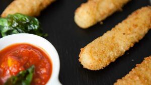 Receta de palitos de chorizo y queso para aperitivo