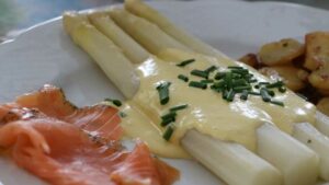 Receta de espárragos blancos con salsa y salmón