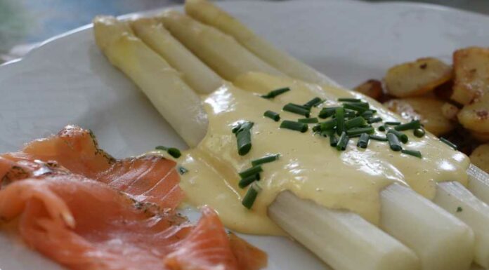 Espárragos blancos con salsa y salmón Receta de espárragos blancos con salsa y salmón