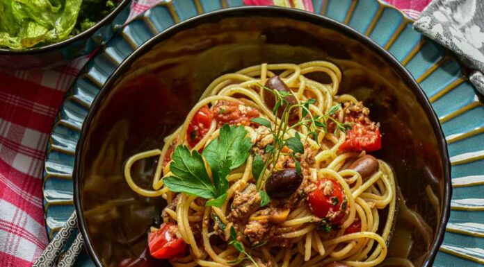 Espaguetis a la puttanesca Receta de espaguetis a la puttanesca