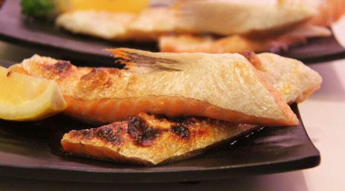 Merluza al horno con cebolla y pasas Receta de merluza al horno con cebollas y pasas