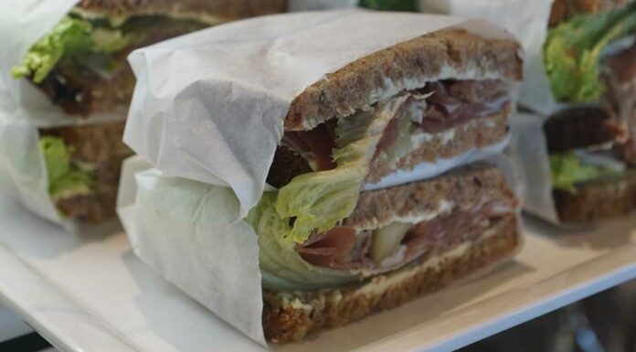 Sandwich de salmón aguacate y huevo duro Receta de sandwich de salmón aguacate y huevo duro