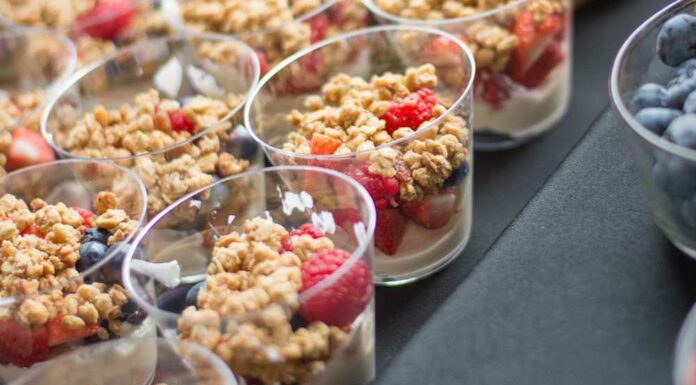 Tartaletas heladas de yogur griego y fresas Receta de tartaletas heladas de yogur griego y fresas