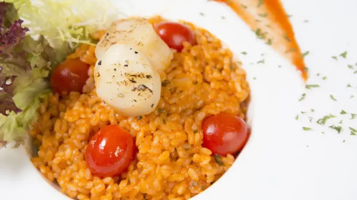 Receta de arroz meloso con tomate y albahaca